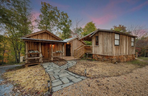 Clifford Cabin | Craftsman Cabin Retreat I Saltwater Hot Tub & Natural Beauty!