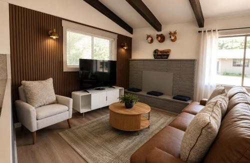 Eagle Point House | Crater Lake Themed Retreat in Eagle Point