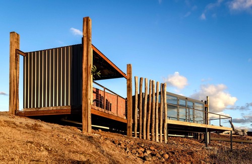 Hepburn Cottage | Crazy 20 million year old petrified stone bath from the volcanoes of Indonesia