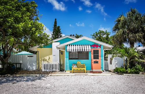 Ilexhurst Cottage | Crazy Cute Beach Cottage In Paradise