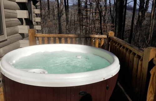 Maggie Valley House | Crazy Wolf is a cozy 2 bedroom cabin close to the heart of Maggie Valley, Htub