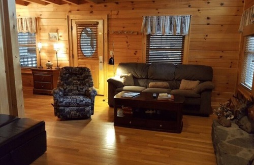Maggie Valley House | Crazy Wolf is a cozy 2 bedroom cabin close to the heart of Maggie Valley, Htub