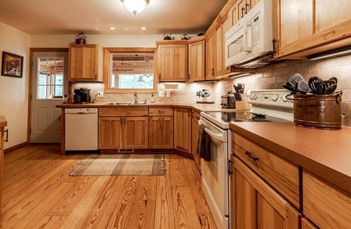 Paradise Cabin | Create Lasting Memories: Lakeside Family Getaway in the Heart of Paradise, Michigan