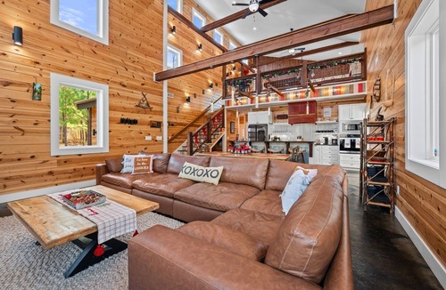 Golden Cabin | Creek Bluff Retreat for Large Families and Groups
