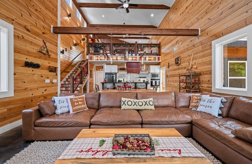 Golden Cabin | Creek Bluff Retreat for Large Families and Groups