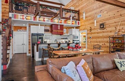 Golden Cabin | Creek Bluff Retreat for Large Families and Groups