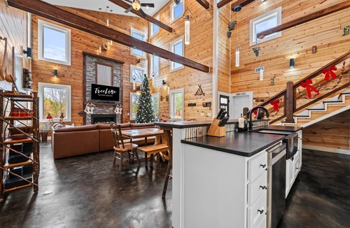 Golden Cabin | Creek Bluff Retreat for Large Families and Groups