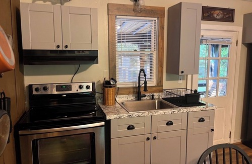 Tyro Cabin | Creek Front Property! Spicewood Cabin Near Wintergreen and Crabtree Falls