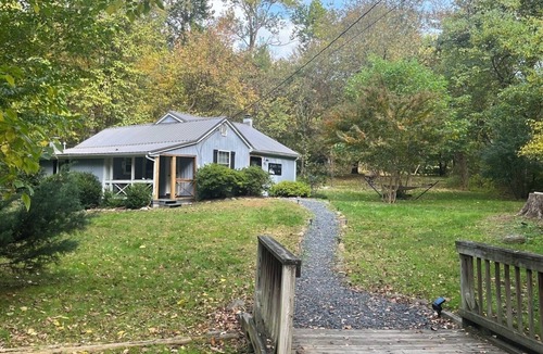 Tyro Cabin | Creek Front Property! Spicewood Cabin Near Wintergreen and Crabtree Falls