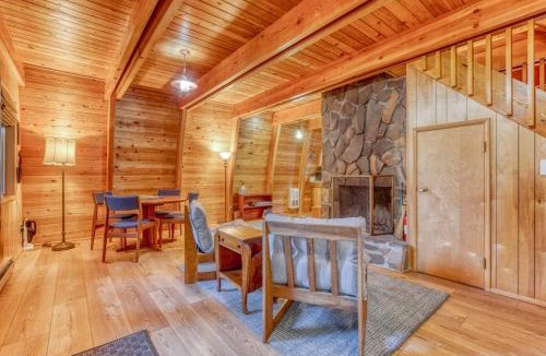 Government Camp House | Creek-side mountain cabin with fireplace balcony & full kitchen - near hiking