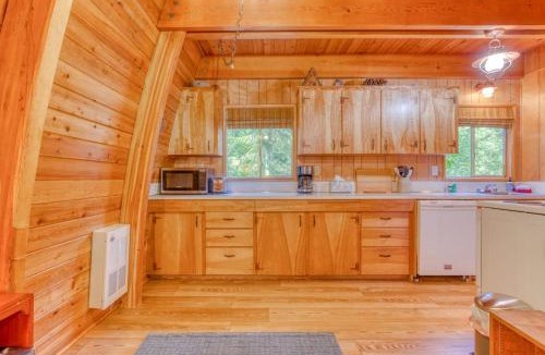 Government Camp House | Creek-side mountain cabin with fireplace balcony & full kitchen - near hiking