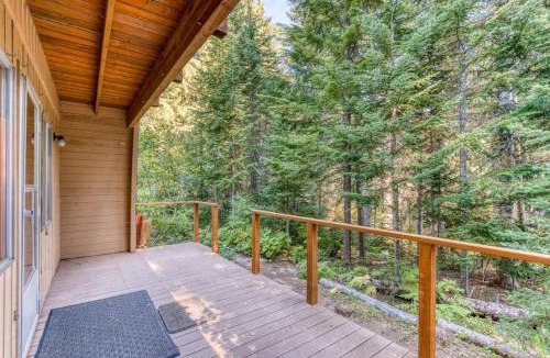 Government Camp House | Creek-side mountain cabin with fireplace balcony & full kitchen - near hiking