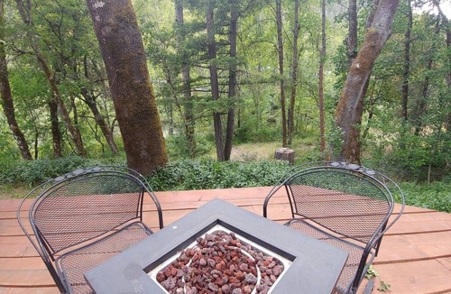 Happy Camp House | Creekfront 3-bedroom house with WiFi, AC in Happy Camp