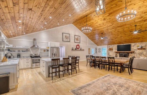 Ellijay Cabin | Creekfront 30-Acre Retreat Hot Tub & Firepit
