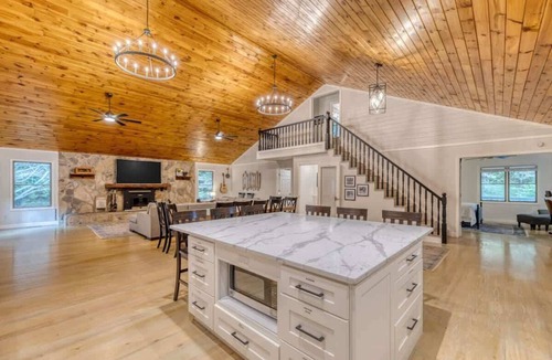 Ellijay Cabin | Creekfront 30-Acre Retreat Hot Tub & Firepit