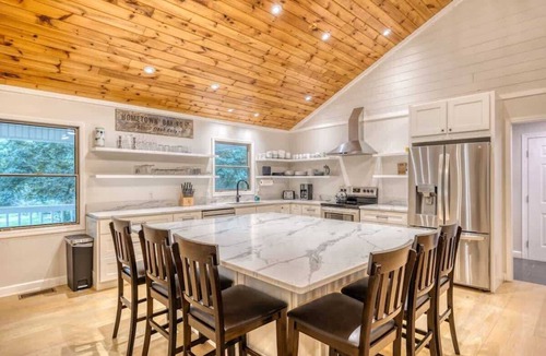 Ellijay Cabin | Creekfront 30-Acre Retreat Hot Tub & Firepit