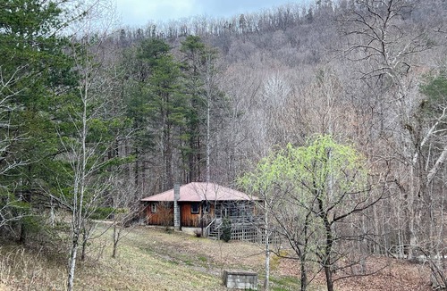 Irvine Cabin | Creekside B&B Cabin – Breakfast Included – Award-Winning Appalachian Farm