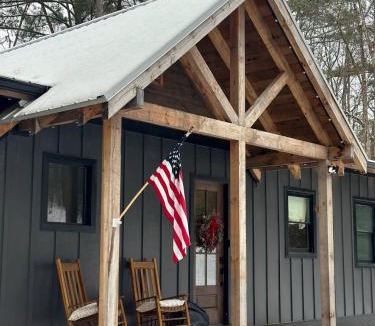 Ellijay House | Creekside Cabin, 2 Masters, Bunkbed, Kid & Pet Friendly, Hottub, Zipline, Games, & Multiple Fireplaces