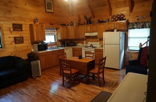 Hampton Cabin | Creekside Cabin, high speed wifi, T Mobile and Verizon only phones work.