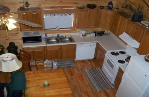 Hampton Cabin | Creekside Cabin, high speed wifi, T Mobile and Verizon only phones work.
