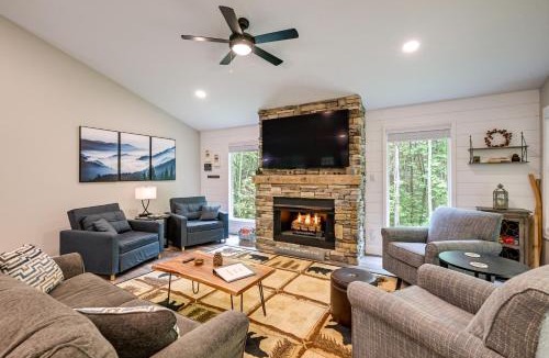 Franklin House | Creekside Cabin in Franklin ~ 8 Mi to Downtown!