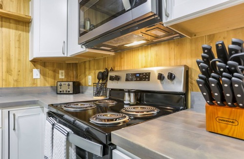 Rockbridge Cabin | Creekside Cabin in Hocking Hills. Hot Tub + Large Private Yard. Dog-friendly!