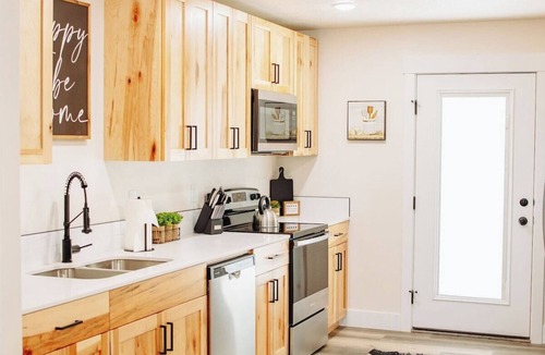 McCammon House | Creekside Cabin Ponderosa-stay with views near Lava