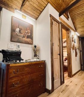Shadow Mountain Ski Chalet | Creekside Cabin Red Rocks Concert Retreat