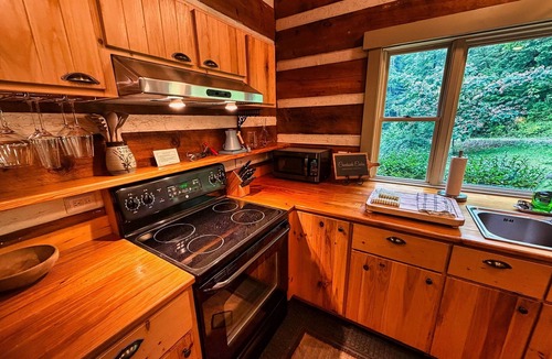 Ferguson Cabin | Creekside Cabin - Romantic Couples Getaway!