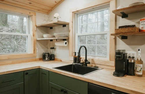 Susquehanna Trails Cabin | Creekside Cabin: Sauna | Hot Tub | Fire Pit | Romantic | Peaceful | Cozy