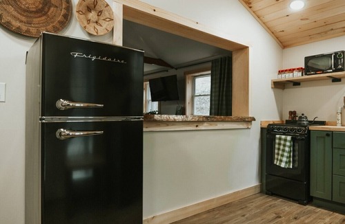 Susquehanna Trails Cabin | Creekside Cabin: Sauna | Hot Tub | Fire Pit | Romantic | Peaceful | Cozy