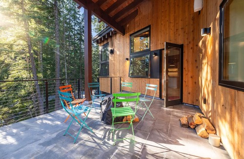 Snoqualmie Pass Ski Chalet | Creekside Chalet: 6 Beds, Hot Tub, Swedish Shower, Outdoor Sauna and More!