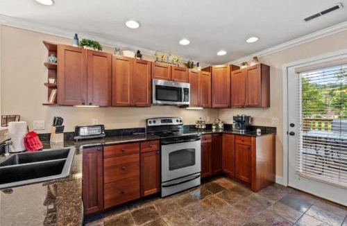 Sevierville House | Creekside Cottage! 3BR-3BA, Every Bedroom with Private Bath!Hot Tub! Pigeon Forge