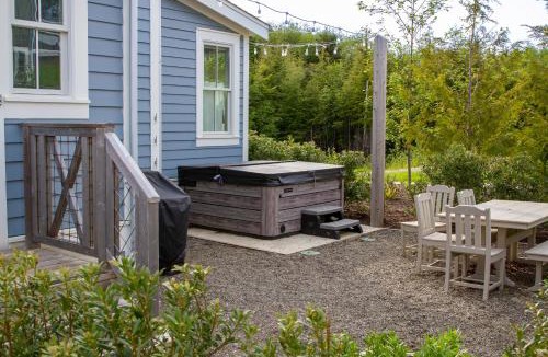 Seabrook House | Creekside Cottage by Seabrook Hospitality