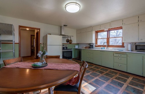 Seymour House | Creekside Cottage! Lake Altoona Getaway