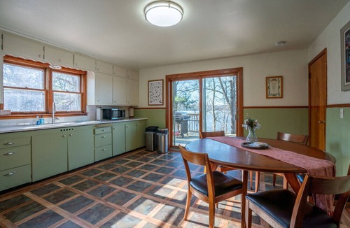 Seymour House | Creekside Cottage! Lake Altoona Getaway