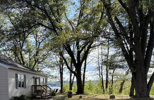 Seymour House | Creekside Cottage! Lake Altoona Getaway