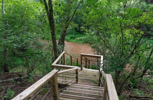 Seymour House | Creekside Cottage! Lake Altoona Getaway