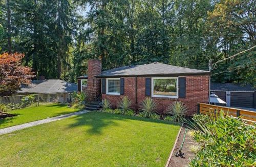 Victory Heights House | Creekside Deck Covered BBQ Fire Pit King Bed