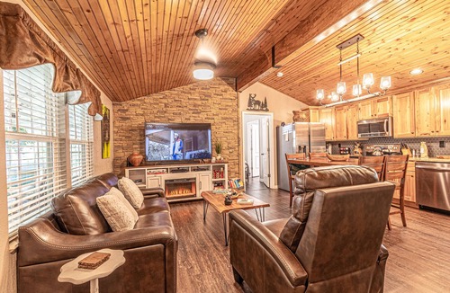 Cherokee Cabin | "CREEKSIDE ESCAPE" CABIN ON ROARING CREEK, HOT TUB, 2/2, BRYSON CITY