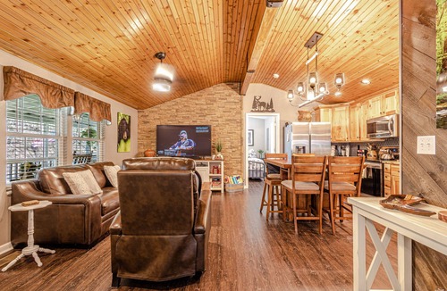 Cherokee Cabin | "CREEKSIDE ESCAPE" CABIN ON ROARING CREEK, HOT TUB, 2/2, BRYSON CITY