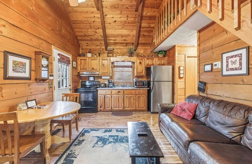 Clarkesville Cabin | Creekside Escape | Hot Tub, Fireplace & Dogs Welcome