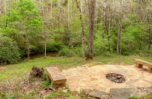 Clarkesville Cabin | Creekside Escape | Hot Tub, Fireplace & Dogs Welcome