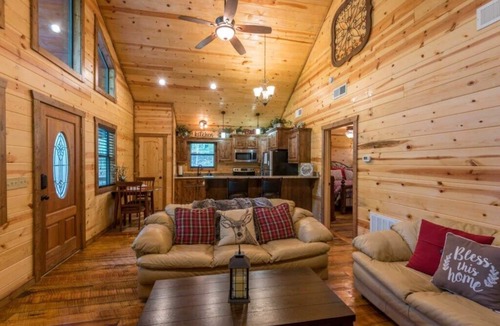 Broken Bow Cabin | Creekside Escape w/Hot Tub