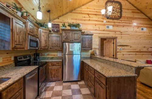 Broken Bow Cabin | Creekside Escape w/Hot Tub