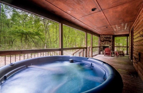 Broken Bow Cabin | Creekside Escape w/Hot Tub