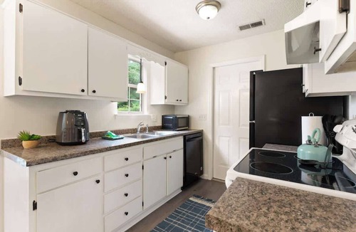 Brunswick House | Creekside Hideaway