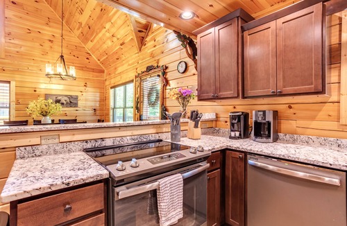 Pigeon Forge Cabin | Creekside Lodge Heart of Pigeon Forge! 👙HotTub 🔥FirePit 🎮Games 🏊‍♂CmtyPool