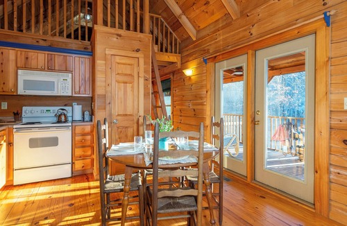 Black Mountain Cabin | Creekside Log Cabin Retreat in Black Mountain