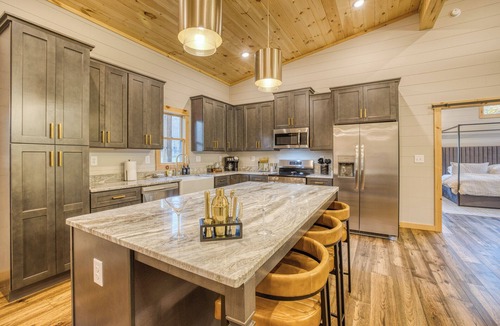 Mineral Bluff Cabin | Creekside Luxe, Modern & Secluded Cold Plunge, Sauna, Peloton & Weights